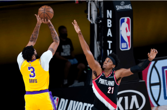  浓眉哥统治禁区湖人力克勇士迎来赛季首次三连胜  